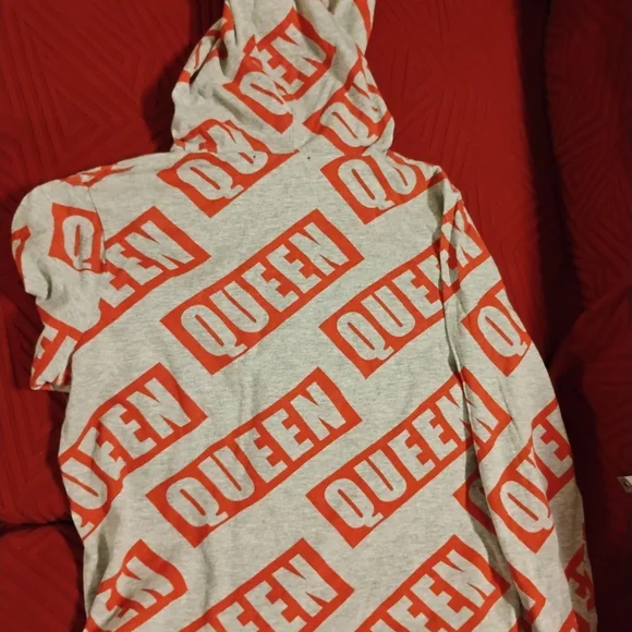 Que Graphic Hooded Sweatshirt - Gray with Red Print - Picture 2 of 6